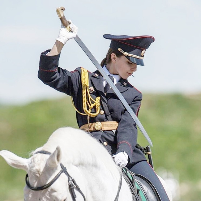 Không chỉ gây chú ý với khả năng cưỡi ngựa điêu luyện, Darya Yusupova còn nhận nhiều quan tâm nhờ ngoại hình xinh đẹp và vóc dáng chuẩn.