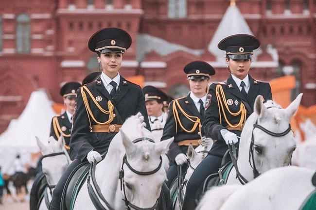 Một người đẹp khác cũng từng xuất hiện trong đội kỵ binh bên cạnh tổng thống Putin là Alexandra Venger.