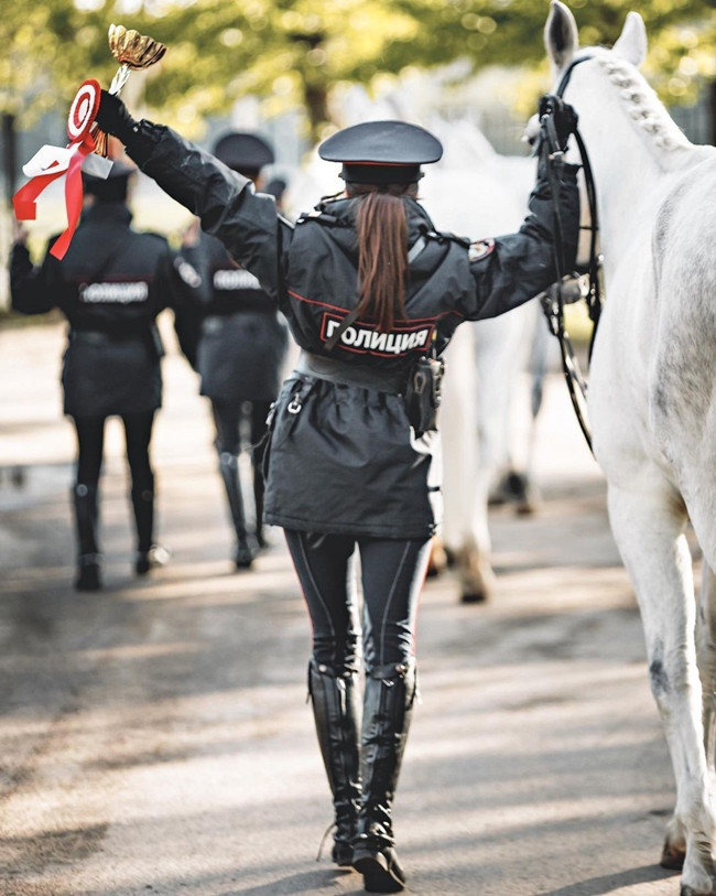 Theo một số thông tin, ở Nga phụ nữ chỉ chiếm 5,7 % ở các chức vụ quản lý cấp cao. Nhưng ngày càng có nhiều thiếu nữ đẹp nhận các nhiệm vụ chính yếu.