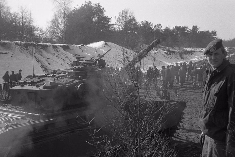 Với lớp giáp này, Chieftain tự tin đối chọi được với các dòng xe tăng Liên Xô. Rõ ràng, nếu xét về chỉ số hỏa lực, giáp bảo vệ thì tăng Anh ăn đứt tăng Đức. Tuy nhiên, cỗ siêu tăng của người Anh sau đó lại thất bại thảm hại trước Leopard 1 vì một lý do không ngờ. Theo đó, động cơ Leyland L60 trên xe tăng chủ lực Chieftain cung cấp không đủ công suất như quảng cáo, không đáng tin cậy. Nguồn ảnh: QQ.