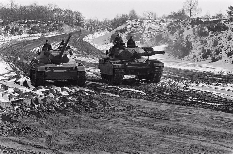 Quân đội Hà Lan lúc bấy giờ muốn thay thế mẫu tăng hạng trung Centurion do Anh sản xuất. Nếu như Leopard 1 không có mặt lúc bấy giờ thì chắc chắn Hà Lan sẽ chọn Chieftain. Ảnh: Hai xe tăng Đức và Anh chạy trên thao trường thử nghiệm đánh giá. Nguồn ảnh: QQ.