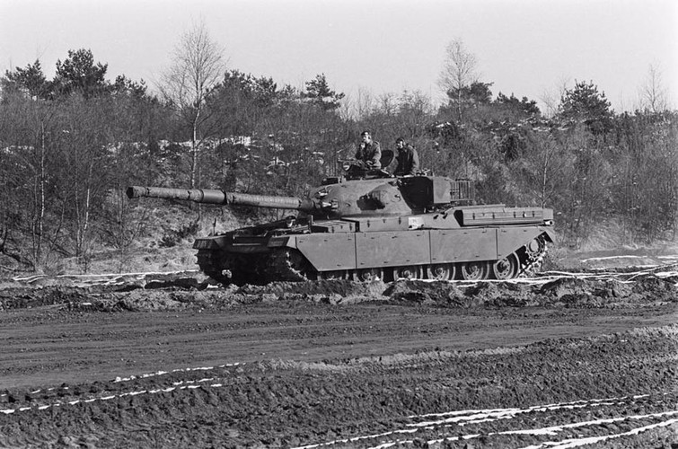 Trong khi đó, xe tăng Leopard 1 nổi bật hoàn toàn về khả năng cơ động khi tác chiến. Với động cơ 10 xi lanh MTU MB 838 Ca M500, Leopard 1 có khả năng duy trì tốc độ tối đa tới 70km/h trên đường bằng phẳng, dự trữ hành trình đến 600km (Chieftain chỉ đạt 500km). Ảnh: Chieftain thử nghiệm trên thực địa. Nguồn ảnh: QQ.