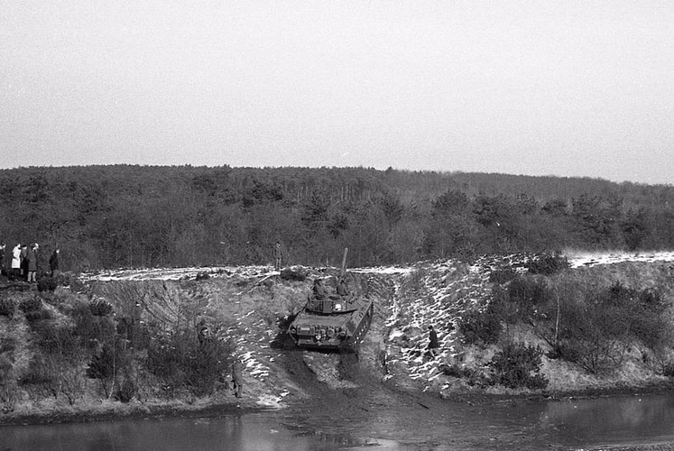 Động cơ MTU trên Leopard 1 còn có ưu điểm là khởi động trong điều kiện nhiệt độ thấp, có thể thay thế chỉ trong vòng 20 phút trên chiến trường. Bộ phận truyền động gồm 7 bánh đỡ, 4 con lăn đảm bảo độ tin cậy cao. Xe tăng có khả năng lội nước sâu 5 mét trong điều kiện có chuẩn bị trước. Nguồn ảnh: QQ.