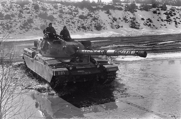 Các bộ phận động lực khác trên xe cũng gặp nhiều vấn đề khi hoạt động tác chiến. Tốc độ tối đa mà xe tăng Chieftain đạt được chỉ khoảng 48km/h trên địa hình bằng phẳng - chậm hơn cả dòng T-54/55 cải tiến. Nguồn ảnh: QQ.