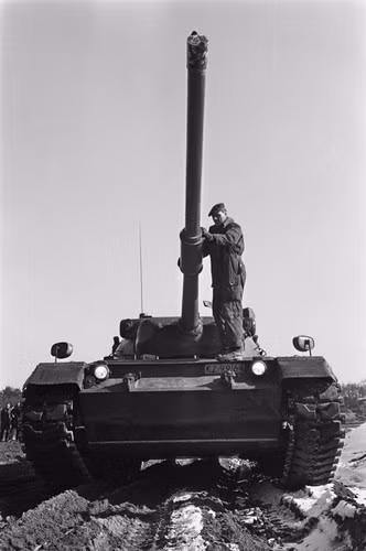 Về mặt hỏa lực, trong khi xe tăng Leopard 1 chỉ được trang bị nòng pháo 105mm L7... Nguồn ảnh: QQ.