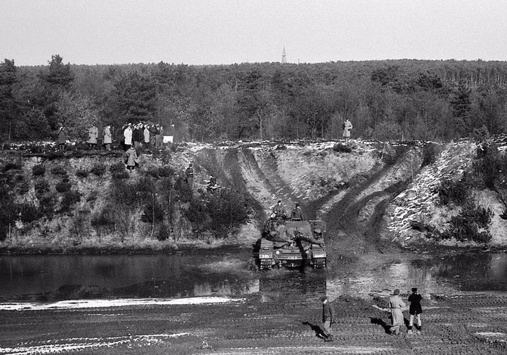 Có lẽ chính vì sự thất bại của động cơ mà sau cùng người Hà Lan đã chọn xe tăng Leopard 1 làm chiếc tăng chủ lực của nước này suốt gần nửa thế kỷ sau đó. Tổng cộng Hà Lan đã mua gần 500 chiếc tăng Leopard 1 của Đức, một số lượng lớn tới năm 1980 được nâng cấp lên chuẩn 1A5 trang bị pháo 120mm. Trong khi tăng Chieftain dù tốt hơn hẳn nhưng cũng chỉ được 6 quốc gia chọn mua, còn Leopard 1 được gần 15 nước gồm nhiều nước châu Âu cùng sử dụng. Nguồn ảnh: QQ.