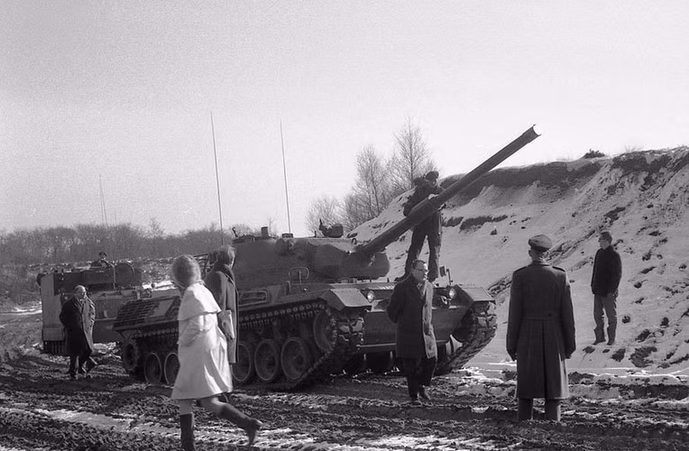 Giáp hông và tháp pháo của Leopard 1 cũng rất mỏng, hầu như không thể nào chống được các loại súng chống tăng RPG hay tên lửa chống tăng kể cả là thế hệ đầu tiên. Ngược lại, Chieftain là một cỗ tăng cứng cáp vô cùng, giáp trước có độ dày thực tế là 120mm, khi được vát nghiêng hợp lý thì được đánh giá là dày tương đương 388mm. Phần giáp tháp pháo dày thực tế 190mm được vát nghiêng tương đương 390mm. Nguồn ảnh: QQ.