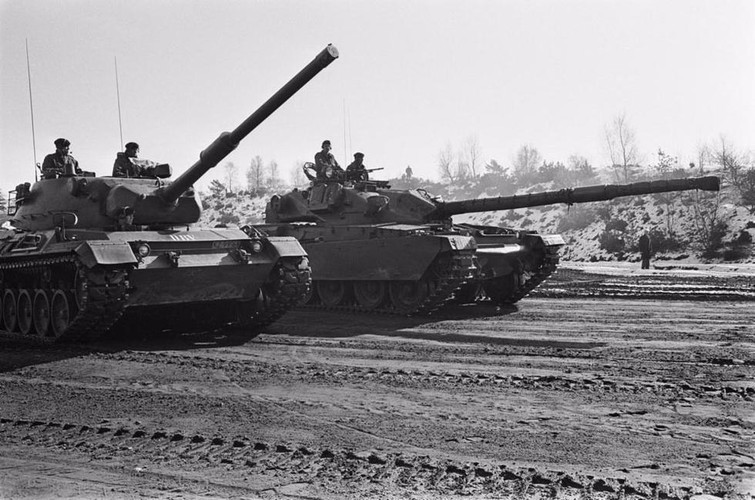 Thời điểm đó, FV4201 Chieftain đã được giới chuyên gia thừa nhận là "xe tăng chiến đấu chủ lực ghê gớm nhất thế giới" với khẩu pháo đầy uy lực và giáp bảo vệ tiên tiến nhất, vượt trội cả tăng Liên Xô. Trong khi sức mạnh của Leopard 1 chủ yếu nghiêng về hỏa lực và cơ động. Thời kỳ này, vũ khí chống tăng đã phát triển vượt bậc, vì vậy giáp bảo vệ là cần thiết. Thế nên, ít ai có thể nghĩ rằng FV4201 thất bại trước Leopard 1. Nguồn ảnh: QQ.