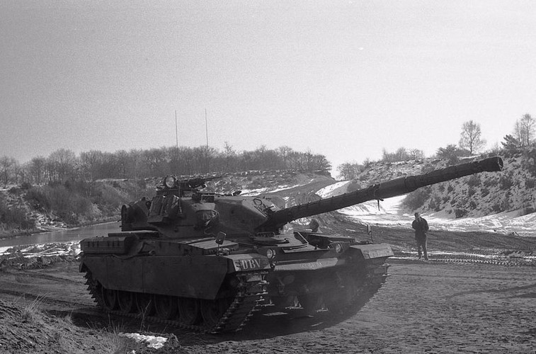  Xe tăng chiến đấu chủ lực Chieftain có trọng lượng 55 tấn, dài 10,77m, rộng 3,66m, cao 2,9m. Trong khi Leopard 1 nhẹ hơn với trọng lượng 42 tấn, dài 9,54m, rộng 3,37m, cao 2,39m. Nguồn ảnh: QQ.