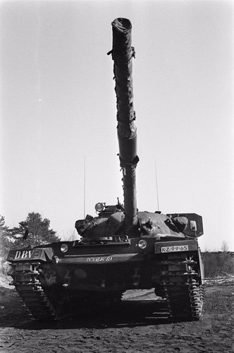 ...thì Chieftain được vũ trang hẳn khẩu pháo rãnh xoắn 120mm L/55 uy lực nhất khối NATO thời bấy giờ. Với pháo 120mm, Chieftain thừa sức hủy diệt thế hệ tăng T-54/55, T-62 và T-64 của Quân đội Liên Xô. Pháo 120mm trên tăng Anh có thể tiêu diệt tăng địch bằng đạn xuyên APDS ở cự ly tối đa đến 3.000m, tốc độ bắn tối đa đến 10 phát/phút. Nguồn ảnh: QQ.