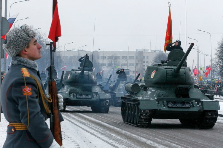 Đứng ở vị trí thứ hai là T-34 – loại xe tăng đã cùng với Sherman chứng tỏ khả năng chiến đấu của xe tăng hạng trung. Về cơ bản, đây là loại xe tăng rẻ tiền, dễ lắp ráp, dễ sử dụng, hoả lực mạnh, hiệu quả sử dụng cao và cực kỳ dễ nâng cấp. Nguồn ảnh: BI.