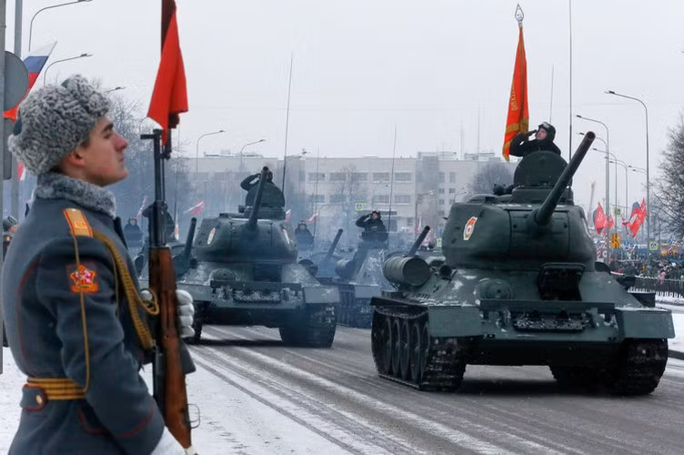 Đứng ở vị trí thứ hai là T-34 – loại xe tăng đã cùng với Sherman chứng tỏ khả năng chiến đấu của xe tăng hạng trung. Về cơ bản, đây là loại xe tăng rẻ tiền, dễ lắp ráp, dễ sử dụng, hoả lực mạnh, hiệu quả sử dụng cao và cực kỳ dễ nâng cấp. Nguồn ảnh: BI.