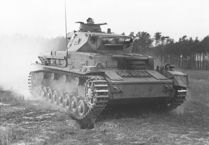 Tiếp đến là Panzer IV – xe tăng hạng trung thành công nhất của Đức trong Chiến tranh Thế giới thứ hai. Xuất hiện từ những tháng đầu tiên của cuộc chiến, Panzer IV đã phục vụ tới tận khi Chiến tranh Thế giới thú hai kết thúc. Phiên bản cuối cùng của Panzer IV được ra đời để có thể đơn phương độc mã đấu với số lượng lớn xe tăng hạng trung của đối phương – đảm bảo một xe tăng Panzer IV trước khi hy sinh có thể kéo theo ít nhất vài ba chiếc tăng hạng trung khác loại T-34 hay Sherman của đối phuong. Nguồn ảnh: BI.