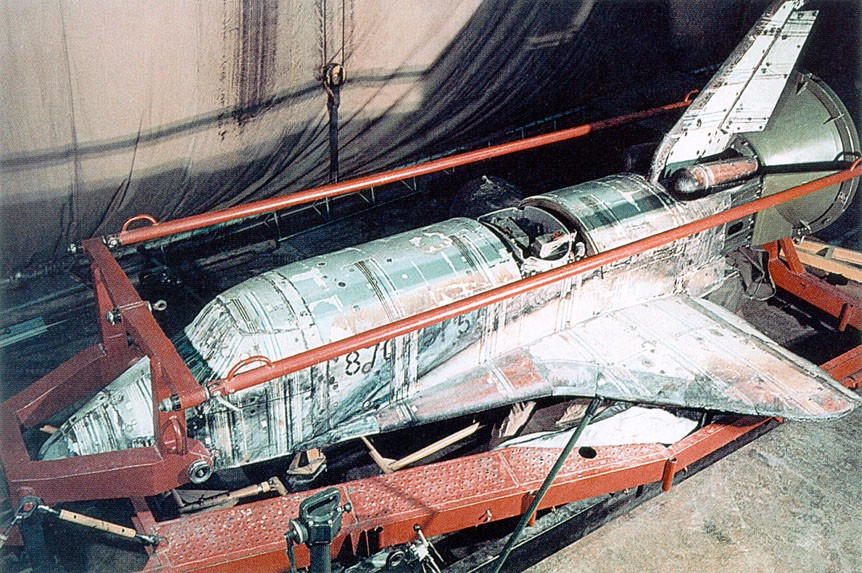 Những mô hình sau đó làm từ kim loại và được bảo vệ nhiệt. BOR-2 cũng được chế tạo theo tỷ lệ 1: 3 và trở thành thiết bị đầu tiên của loạt được phóng lên vũ trụ theo quỹ đạo đạn đạo thông qua tên lửa R-12 đã được sửa đổi.