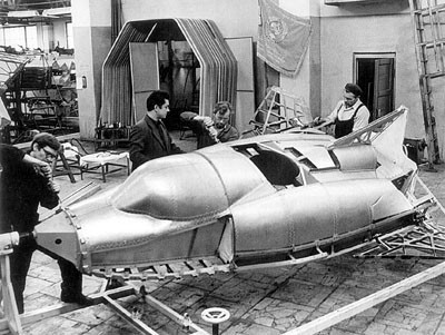 Lần phóng đầu tiên ở độ cao 100 km diễn ra vào ngày 15/7/1969: khi đi vào khí quyển, thiết bị đã cháy hết. Nhưng BOR-1 đã thu thập được nhiều dữ liệu rất có giá trị cho sự phát triển của các mô hình tiếp theo. Kết luận quan trọng nhất được các nhà thiết kế đưa ra chính là hình dạng của thân tàu vũ trụ sẽ cho phép hạ thấp có kiểm soát và duy trì độ ổn định.