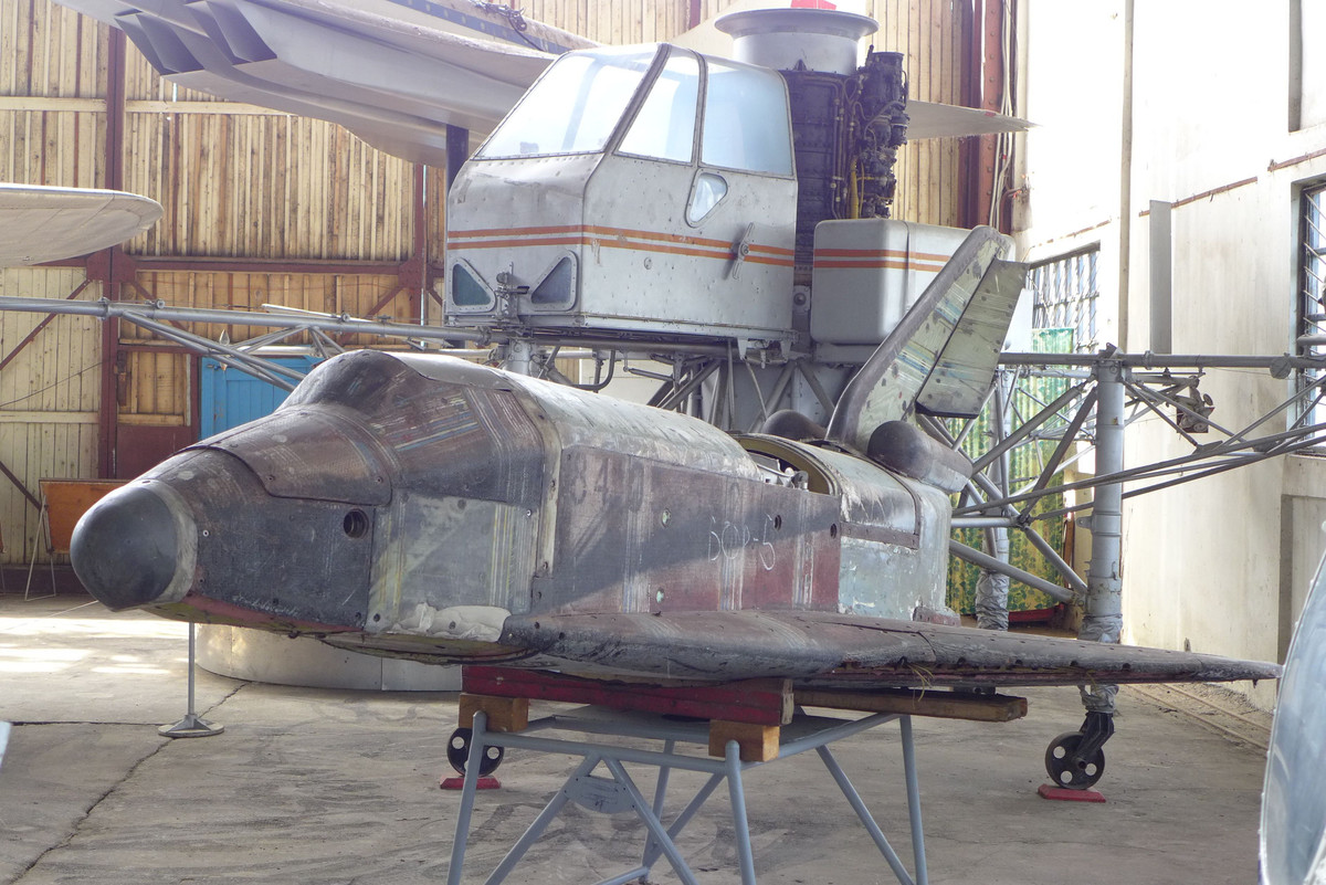 Rõ ràng sự phát triển của loại máy bay này không được thực hiện vì mục đích hòa bình, giới chức lãnh đạo của cả hai nước siêu cường đều nghĩ đến việc đưa cuộc chạy đua vũ trang sang cấp độ không gian. Đó là nghĩa đen về chương trình "Chiến tranh giữa các vì sao".