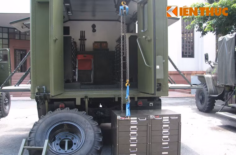 Tuy nhiên, hiện nay xe SCTH được sử dụng ở cấp chiến thuật và được trang bị đến các đơn vị tỉnh, thành phố và đồn biên phòng các tuyến biên giới. Ảnh: Viện xe cơ giới quân sự chế tạo phần khung sàn xe, hệ thống vách ngăn, hệ thống cửa, thành thùng, nóc thùng, hệ thống giá lốp dự phòng…