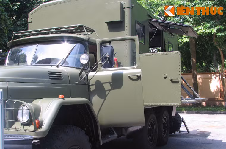 Trước đây, xe SCTH là tài sản “đặc biệt” của các đơn vị kỹ thuật ở cấp chiến dịch và chiến lược. Loại xe này có đầy đủ trang thiết bị sửa chữa vũ khí, phương tiện, có thể cơ động đến mọi địa hình để sửa chữa phương tiện, giúp các đơn vị nâng cao chất lượng công tác bảo đảm kỹ thuật. Ảnh: Thùng xe bố trí theo hướng mô đun hóa, tích hợp trang thiết bị công nghệ, dụng cụ tinh gọn, đủ cơ số vật tư kỹ thuật đáp ứng yêu cầu sửa chữa theo phân cấp cho VKTBKT có trong biên chế của Ban CHQS huyện, thị, đồn biên phòng.