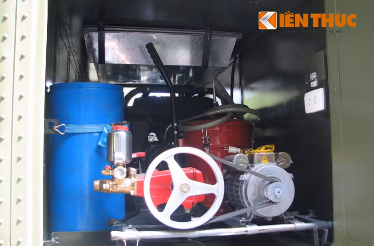 Xe có thể sử dụng cả hệ thống điện lưới và điện máy phát được tích hợp ở khoang phía sau ca-bin điều khiển.