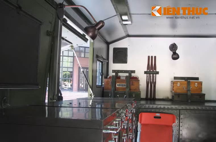 Hệ thống cửa bên được chế tạo theo hướng nhiệt đới hóa, dùng thành hông xe làm sàn công tác, nhằm khai thác không gian làm việc và kiểm soát các hoạt động của kíp sửa chữa cũng như tình hình xung quanh.