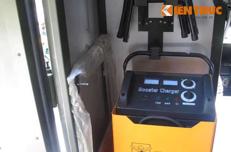 Xe được tích hợp 02 đồng hồ đo điện áp và cường độ dòng điện lắp trên Vỏ hộp Thiết bị bảo vệ tự động để kiểm tra hoạt động của các thiết bị điện và khi đổi nguồn sử dụng điện.