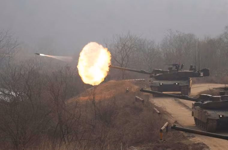 Khoảnh khắc quả đạn pháo 120mm rời nòng pháo chính siêu tăng K-2 Black Panther trong cuộc tập trận của Sư đoàn bộ binh cơ giới 20 Hàn Quốc trong cuộc tập trận cánh khu vực DMZ không xa, ngày 11/2.