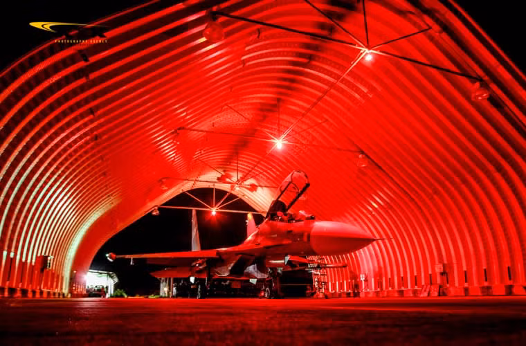 Có thể coi đây là bức ảnh quân sự đẹp nhất tuần qua – tiêm kích Su-30MK2 Không quân Venezuela trong mái vòm ánh sáng huyền ảo.