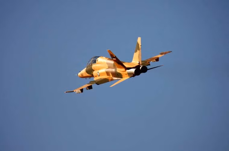 Chiếc Saeqeh II đã thực hiện chuyến bay thử thành công, nó có thể mang được 3,2 tấn vũ khí trên 6 giá treo (gồm 2 giá treo đầu mút cánh và 4 giá treo dưới 2 cánh).