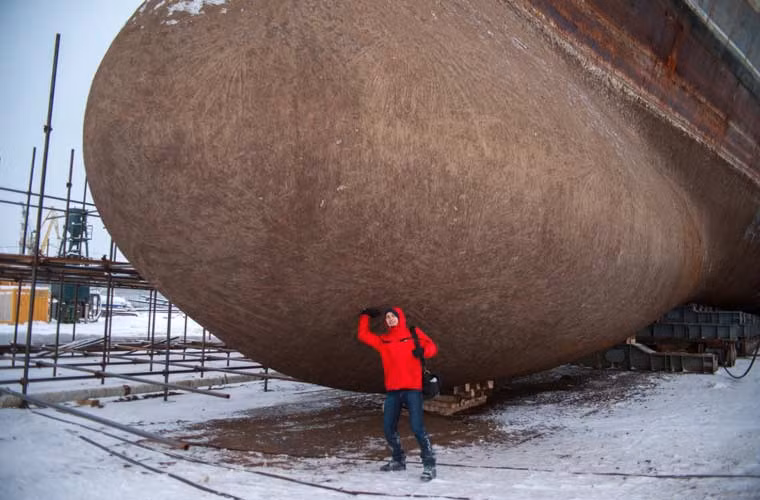 Người phóng viên đứng cạnh bầu sonar đầu mũi tàu tuần dương hạt nhân Đô đốc Nakhimov đang được hiện đại hóa. Hình ảnh cho thấy độ “khủng” về kích cỡ của chiếc tàu tuần dương lớn nhất thế giới này.