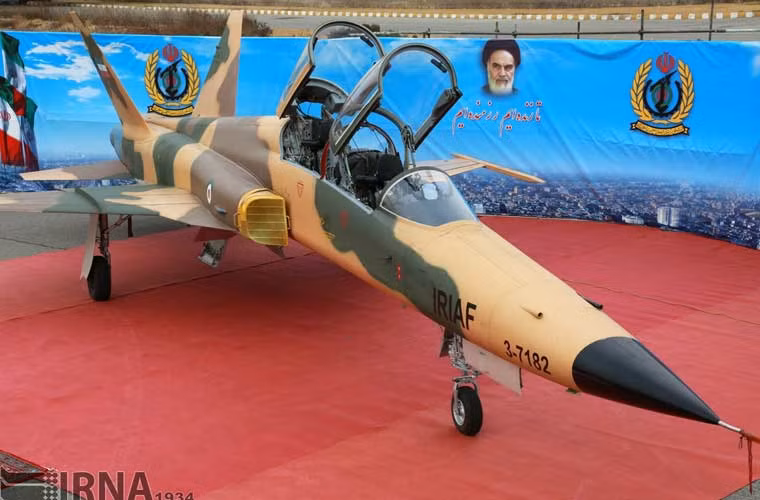 Ngày 9/2, Iran chính thức giới thiệu tiêm kích nội địa Saeqeh II do nước này tự chế tạo, mà theo một số nguồn tin nó thực ra là biến thể nội địa dựa trên tiêm kích F-5F Tiger II của Mỹ. Mẫu Saeqeh II này được trang bị buồng lái 2 chỗ ngồi phù hợp cho cả vai trò huấn luyện bên cạnh nhiệm vụ chiến đấu.