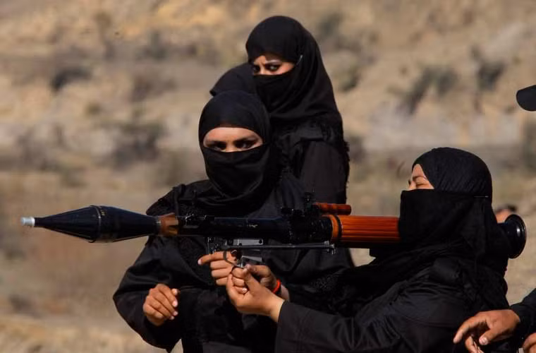 Nữ cảnh sát Pakistan huấn luyện bắn súng chống tăng RPG-7 tại Nowshera, ngày 11/2.