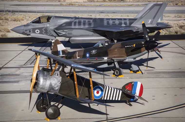 Tiêm kích tàng hình F-35B đầu tiên của Không quân Hoàng gia Anh nằm bên cạnh 2 huyền thoại không chiến nước Anh – tiêm kích 2 tầng cánh BK-1 và Spitfire trong khuôn khổ chương trình kỷ niệm 100 năm thành lập Phi đội 17 Không quân Hoàng gia Anh được tổ chức ở căn cứ Edwards, bang California, Mỹ.