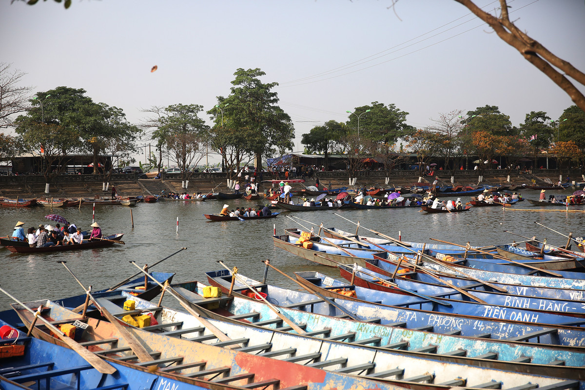 Theo quy định của ban tổ chức, năm nay, đò nhỏ cũng chỉ được chở tối đa 6 khách, đò lớn được chở 12 khách giống như mọi năm.