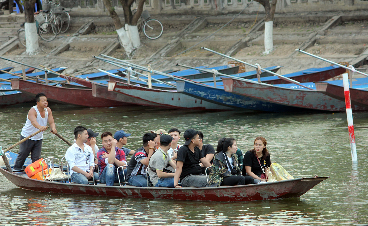 Những chiếc đò ở chùa Hương sẵn sàng phục vụ du khách.