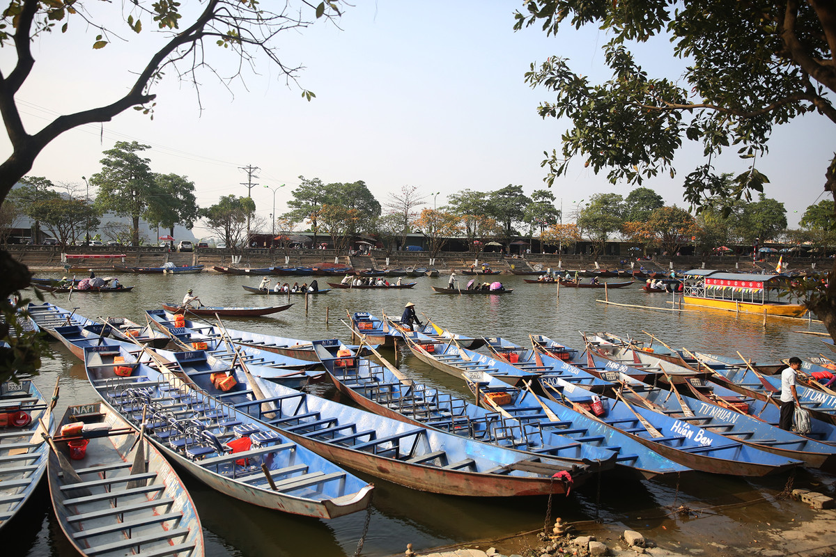 Những chiếc đò phục vụ du khách trẩy hội chùa Hương đều được sơn màu xanh...