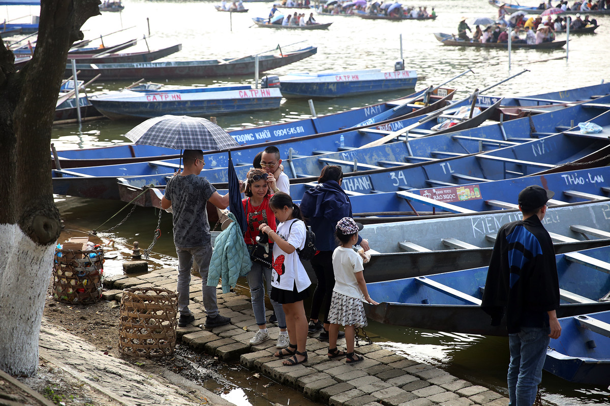 Ghi nhận của PV Kiến Thức chiều mùng 5 Tết (tức ngày 9/2), hàng nghìn lượt du khách đã nườm nượp đổ về chùa Hương dù chưa đến ngày khai hội.