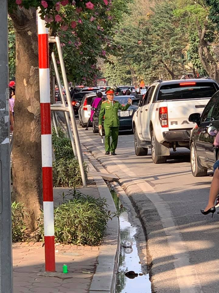 Cong an “tram” nhieu bai xe khong phep “chat chem” khach o Ha Noi-Hinh-2