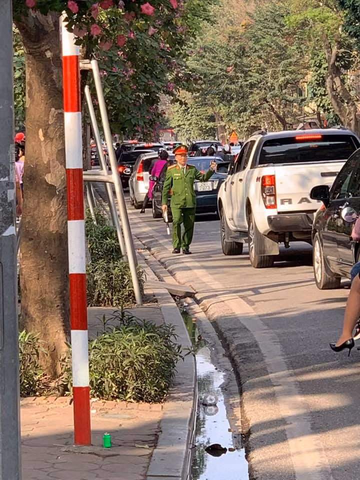 Cong an “tram” nhieu bai xe khong phep “chat chem” khach o Ha Noi-Hinh-2