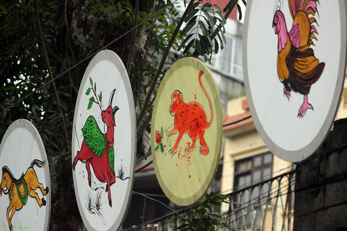 Không gian phố bích họa Phùng Hưng còn được trang trí cả những bức tranh Đông Hồ xung quanh.