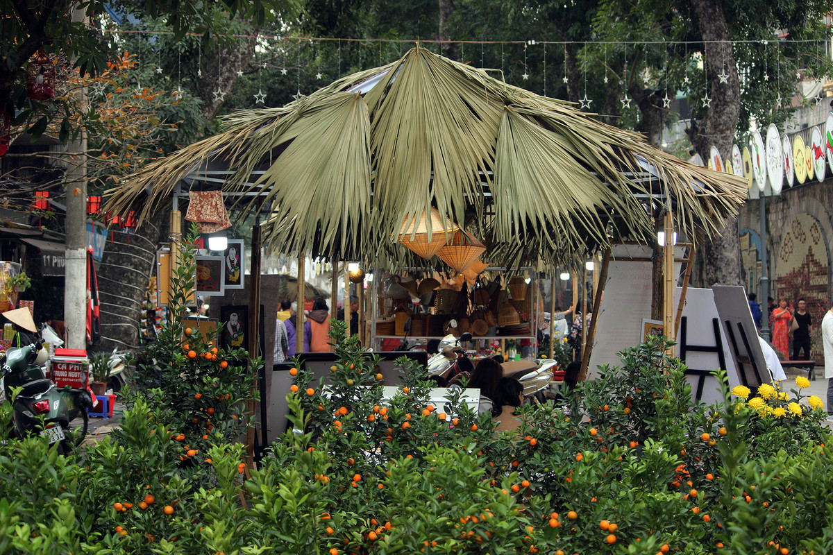 Cận Tết Nguyên đán Kỷ Hợi 2019, phố bích họa Phùng Hưng (quận Hoàn Kiếm, TP Hà Nội) được trang trí thêm các quầy hàng lợp lá cọ vừa mộc mạc, giản dị nhưng khá ấn tượng.