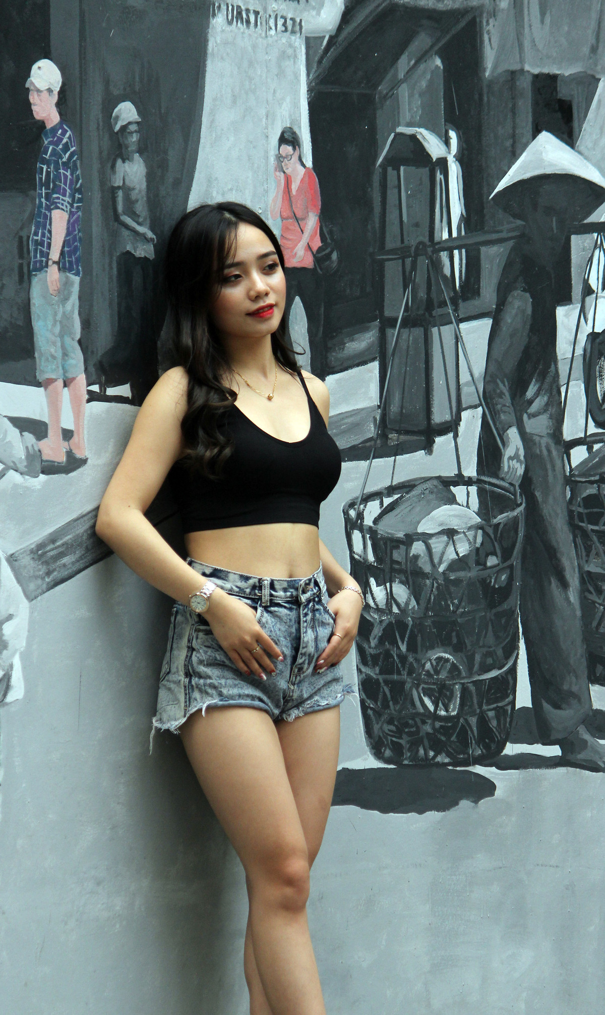 Cũng có không ít các cô gái trẻ đẹp, ăn mặc sexy để chụp hình một cách cuốn hút.