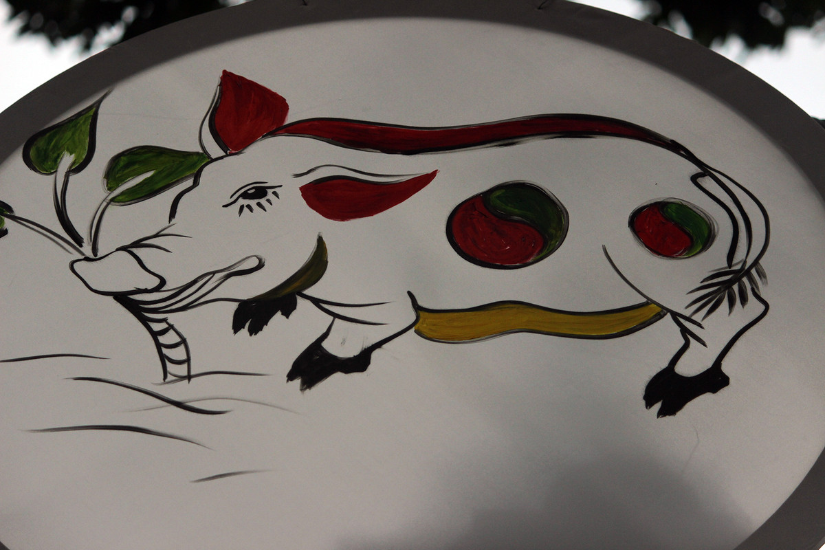 Hình ảnh chú lợn linh vật của năm 2019, cũng được giăng kín xung quanh phố bích họa Phùng Hưng, khiến không gian nơi đây càng sinh động, hấp dẫn hơn.