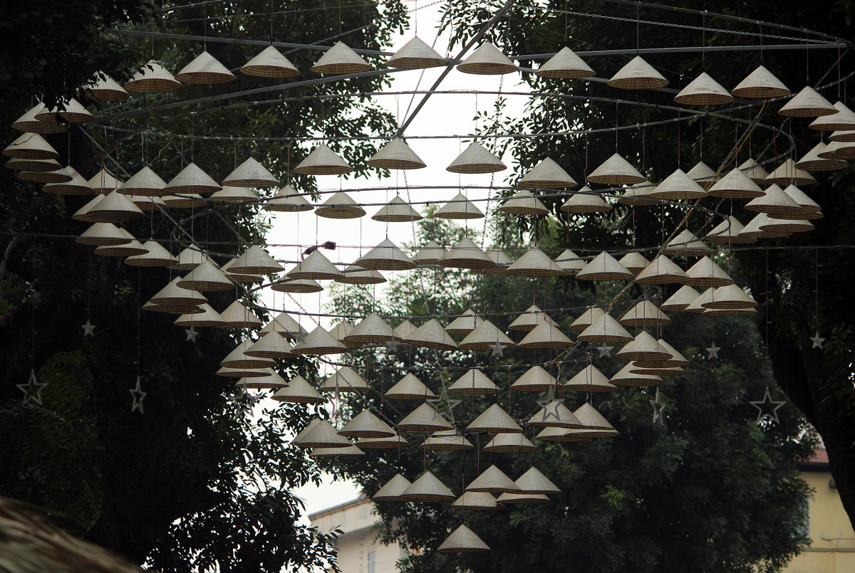 Những chiếc nón lá trang trí xung quanh không gian phố bích họa Phùng Hưng.