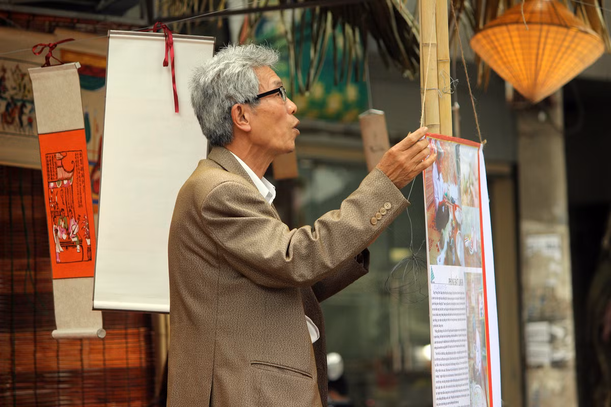 Nhiều người khi đến đây còn được thưởng thức những tác phẩm nghệ thuật, tranh Đông Hồ đặc sắc.