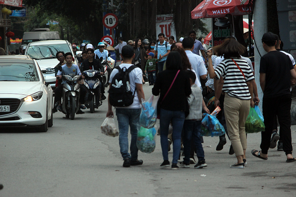 Đến gần cuối giờ chiều mùng 5 Tết, lượng du khách vẫn nườm nượp đổ về chùa Hương.