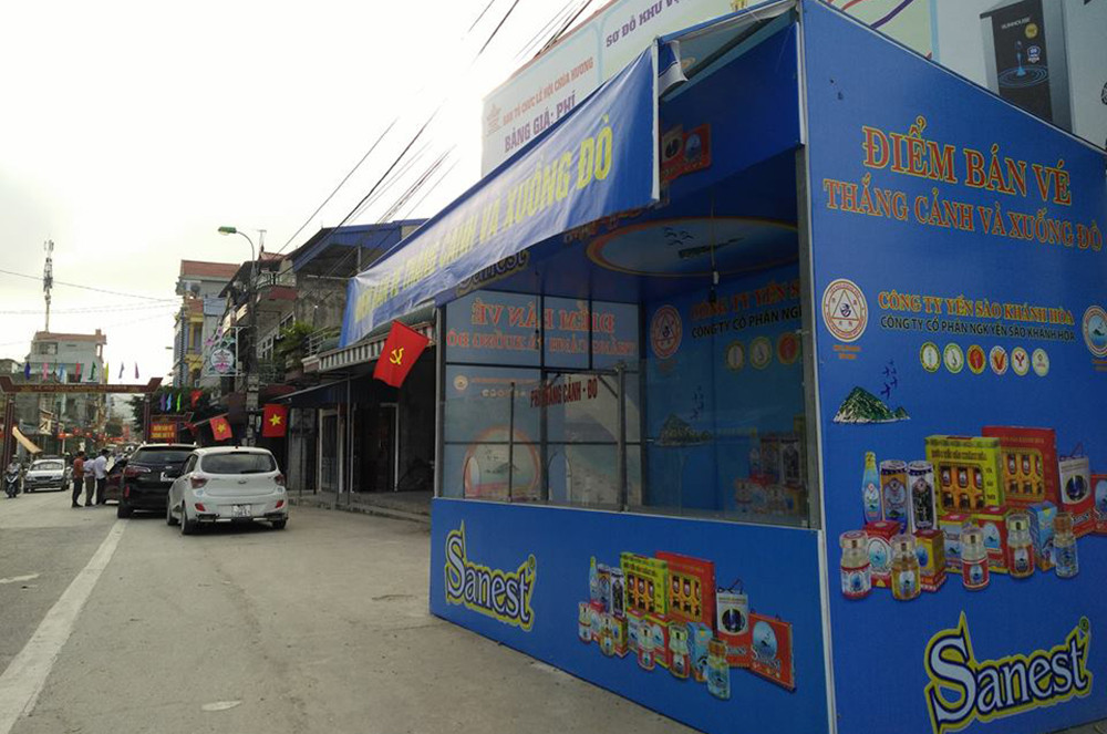 Các quầy bán vé được ban tổ chức lễ hội chùa Hương bố trí ở dọc các tuyến đường để du khách đến trẩy hội dễ dàng mua được.