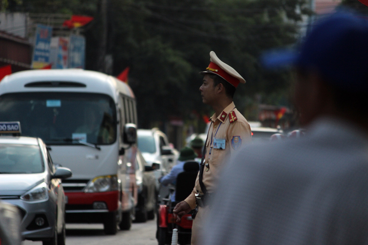 Do lượng du khách đổ về chùa Hương trước giờ khai hội đông đúc nên lực lượng CSGT Công an huyện Mỹ Đức phải mướt mồ hôi phân luồng, điều tiết giao thông.