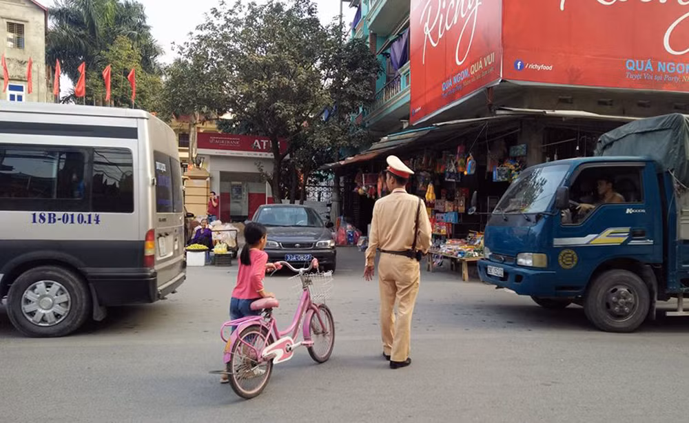 Trao đổi với PV Kiến Thức, Đại úy Phó Hồng Hiệp (CSGT, Công an huyện Mỹ Đức, Hà Nội) cho biết: "Chúng tôi được phân công làm nhiệm vụ tại đây, trong các ngày Tết hầu như không nghỉ. Có hôm cả tổ phải dậy làm việc từ 3h sáng do du khách đổ về chùa Hương rất đông...".