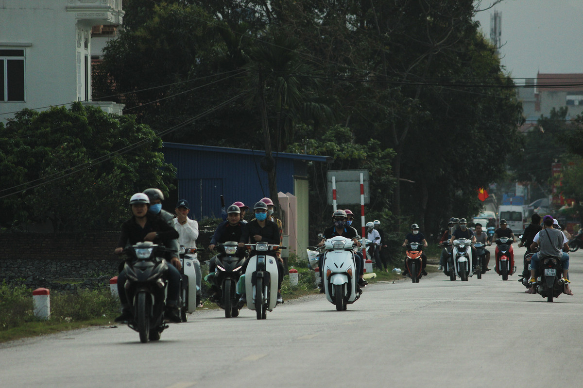 Theo ban tổ chức, năm nay gần 200 cán bộ, chiến sỹ các đội nghiệp vụ Công an TP Hà Nội, Công an huyện Mỹ Đức, xã Hồng Quang (Ứng Hòa), xã Tân Sơn (Kim Bảng, Hà Nam) tham gia bảo đảm an ninh trật tự, an toàn giao thông trong suốt ba tháng lễ hội.