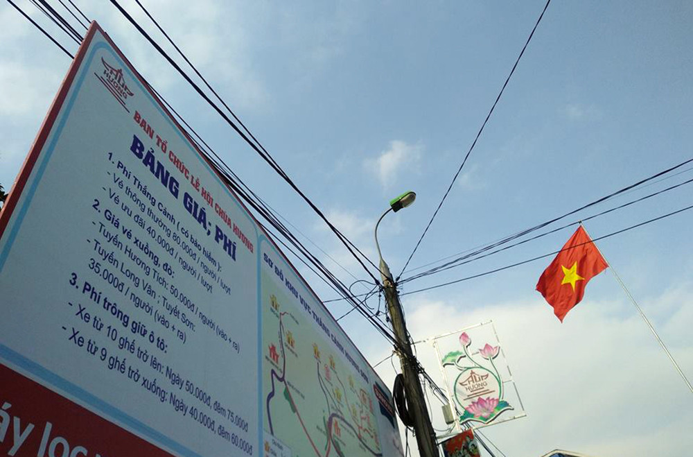 Giá vé được ban tổ chức niêm yết công khai trên các bảng lớn.